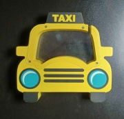 Drewniana skarbonka w kształcie auta