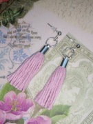 Kolczyki chwosty pudrowe błyszczące 