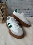 Sneakersy z zielonymi paskami na grubej podeszwie