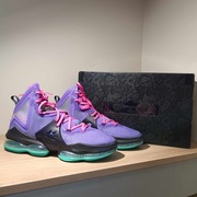 Nike LeBron XIX r. 45 (29 cm) Wild Berry/Hyper Pink CZ0203 500