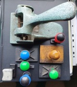 Zestaw 7 szt pieczęci dziurkacz żeliwny PRL 