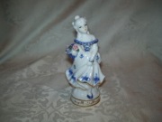 FIGURKA PORCELANOWA - PANNA Z KWIATAMI - 14 cm