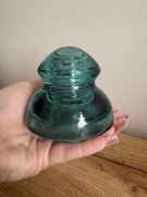 Zabytkowy szklany izolator energetyczny NS-95 – zieleń morska – PRL Polska