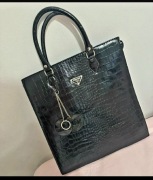 Czarna lakierowana torebka z napisem Prada mieści A4 stan idealny