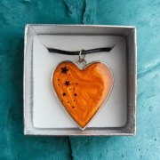 Ręcznie robiony naszyjnik z żywicy – Serce z gwiazdkami