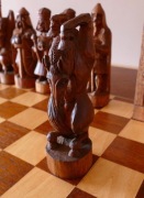 Luksusowe szachy z rzeźbionymi figurami i stołem - Chess & Games Gambit