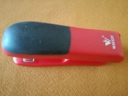 Zszywacz biurowy WEISHU czerwony i EAGLE niebieski.