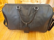 Czarny kuferek podróżny