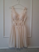 Kremowa sukienka na imprezę 