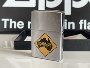 Zapalniczka Zippo 1998 Roadsign Australia znak drogowy Brushed Chrome, NOWA