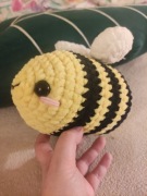 Szydełkowa maskotka pszczoły - ręcznie robiona