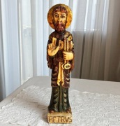Rzeźba Święty Piotr z kluczem drewno malowane 38 cm figura polichromia