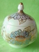 Vintage ręcznie dekorowana złoceniami bombonierka z angielskiej porcelany