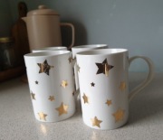 Zestaw 4 kubków Home and You białe w złote gwiazdki 