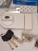 Zamek wierzchni  GERDA ZN200 50/60mm kolor biały z wkładką bębenkową 