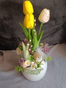 Piękny stroik wielkanocny z kwiatów mydlanych 