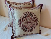 Dwa  nowe jaśki w ozdobnych poszewkach 