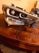 Uszkodzona lampa przednia prawa do Mazdy CX5 z 2023roku. Na części.