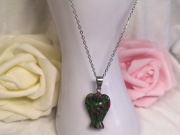 Naszyjnik z naturalnym kamieniem w kształcie anioła, zoisyt z rubinem