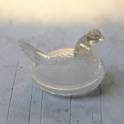 Szklana kura w gnieździe 