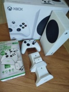 „Xbox Series S 512GB + akumulatory + stacja + pudełko – stan bdb”