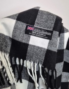 Ładny biało- czarny kaszmirowy szalik, 100% kaszmir, szkocki