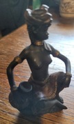 Figurka kobiety z dzbanem rzeźba murzynka z masy plastycznej?