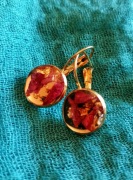 Kolczyki z prawdziwą piwonią w żywicy – pozłacana biżuteria handmade