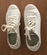 Trampki COS – klasyczne białe, bardzo wygodne