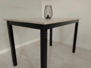 Stół drewniany lakierowany