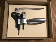 Automatyczny otwieracz do wina.