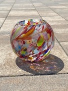 Szklany świecznik na tealighty w kształcie kuli.