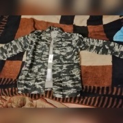 NOWA Z METKĄ KOSZULA JEANSOWA W MORO