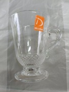 Szklanka z uchem na nóżce