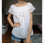 Zwiewna biała bluzka z koronką 