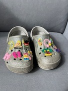 Crocs Srebrne Brokatowe z Przypinkami Clog C13 Rozmiar 30-31 glitter klapki