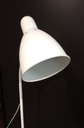 lampa podłogowa metalowa biała