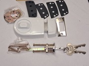 Zamek wierzchni YALE Y2t uniwersalny 50/60mm kolor biały z wkładką patent.