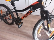 Rower firmy Giant rozmiar koła 20 5-9 lat + kask w kolorze pomarańczowym 