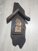 Kapliczka . Chrystus Frasobliwy . Rzeźba ludowa 