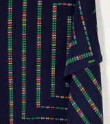 Elegancka jedwabna apaszka DEVK w kolorowe samochodziki na granatowym tle.