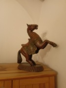 Koń drewniany na postumencie 