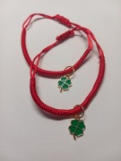 Zestaw bransoletki z koniczynką na szczęście.