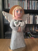 Anioł z kotem rzeźba drewniana