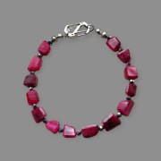 Bransoletka surowy rubin i terahertz z tytanowym zapięciem 