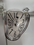 Przepiękny zegar Salvador Dali pływający