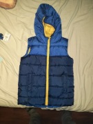 Ocieplana, pikowana kamizelka z kapturem w rozmiarze 128.