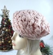 Beret w kolorze pudrowy róż rękodzieło