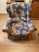 Fotel uszak, florystyczny wzór, sosnowe wykończenie