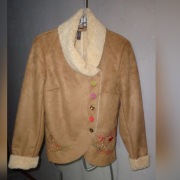 Beżowy kożuszek z haftem 